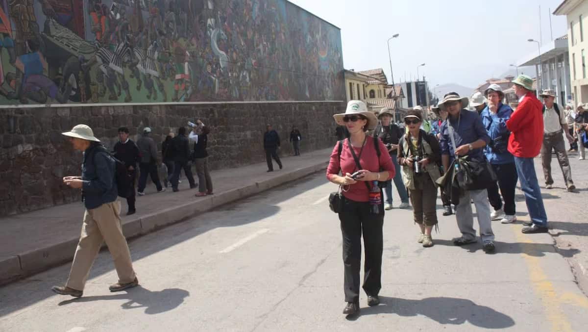 Fotos de turistas caminando en Loreto, Perú, explorando calles y cultura local en una sunny day.