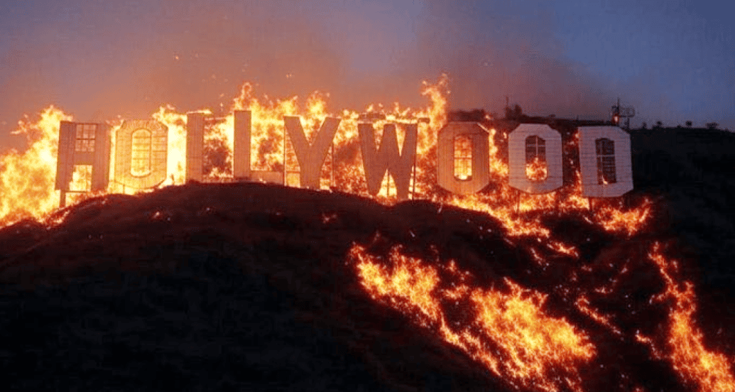 Archivo en llamas de las letras del cartel de Hollywood en Los Ángeles. Imagen capturando un incendio en la noche, con llamas y humo en la colina donde está el famoso letrero.