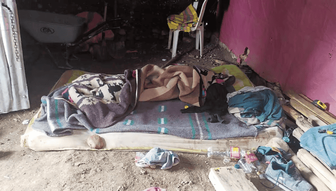 Caja de cartón con cobijas en una situación de calle en Loreto, Perú, reflejando las condiciones de personas en situación vulnerable en la región.