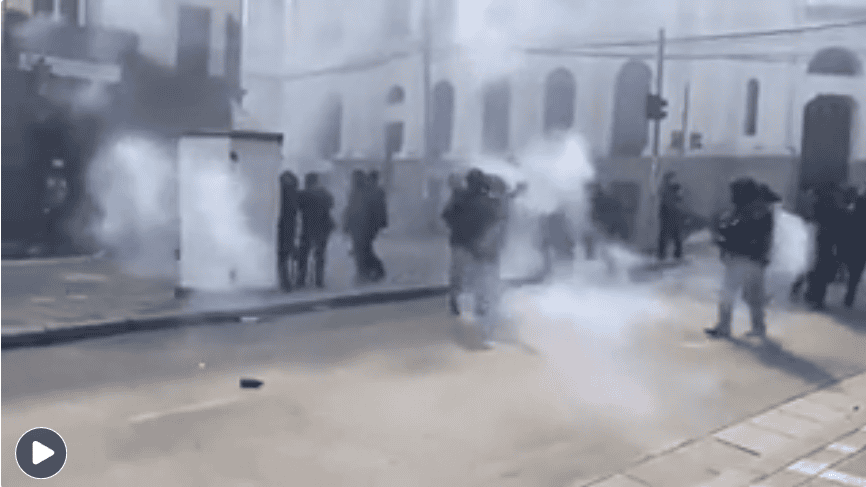 Policías dispersan manifestantes en Loreto durante protesta social en la ciudad.