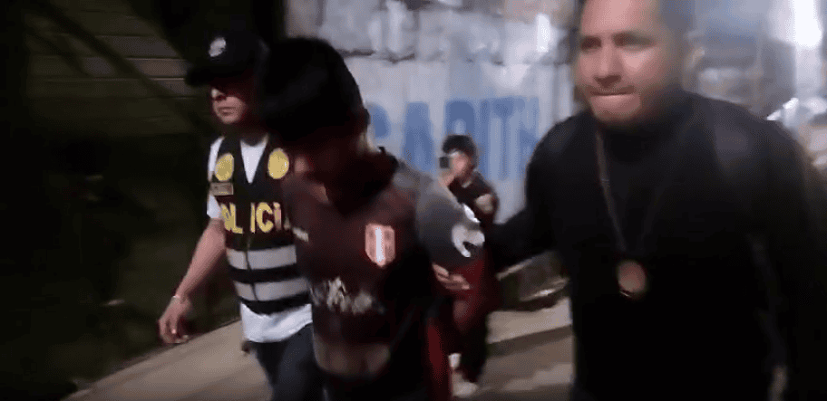 Policía detiene a manifestante en Loreto, Perú, durante protesta ciudadana, enfrentamiento policial en lugares públicos, cobertura noticiosa, seguridad ciudadana Loreto Noticias.