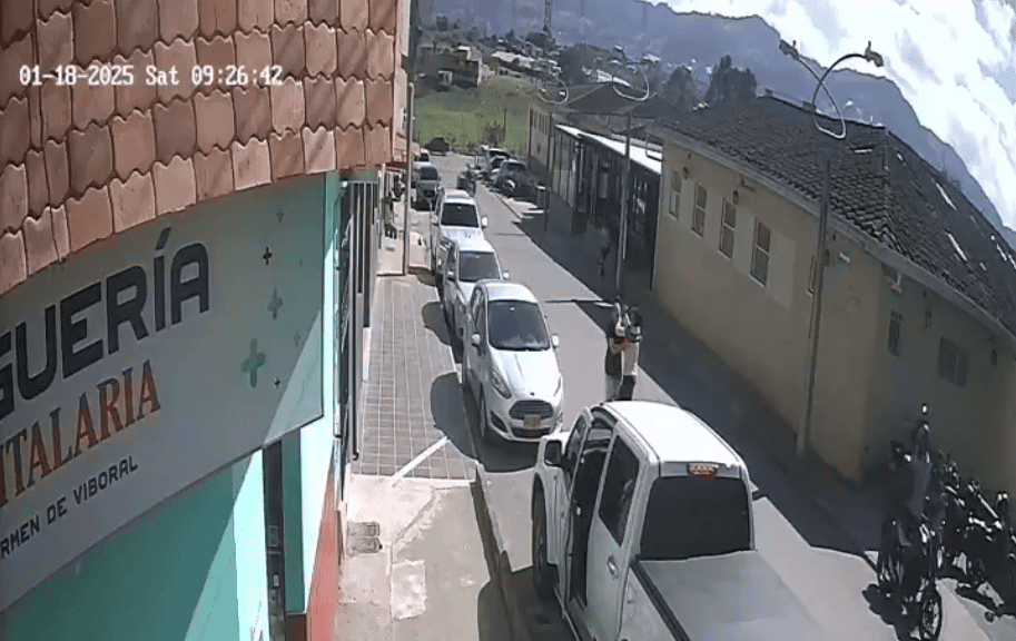 Vehículos estacionados en la calle cerca de una clínica dental en Vibor, Loreto Noticias.