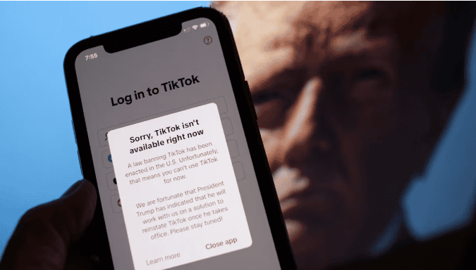 Acceso bloqueado a TikTok en un teléfono móvil, con un mensaje de restricción vigente. Imagen que representa desafíos tecnológicos en la conectividad digital.