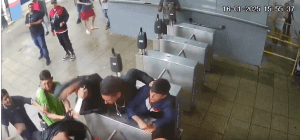 Puñetazo en la entrada de una estación de metro durante una pelea entre jóvenes en Loreto Noticias.