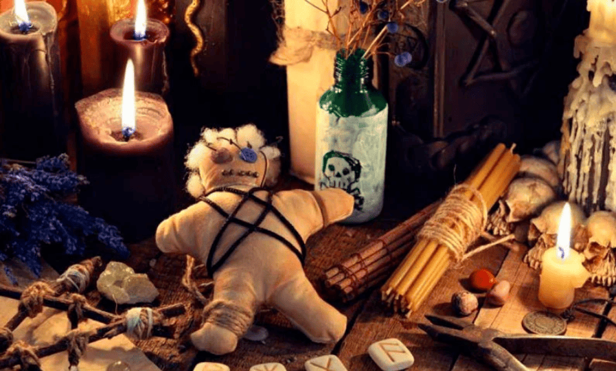 Chibcha amuleto con velas, cristales y objetos rituales para protección espiritual y energías positivas en Loreto Noticias.