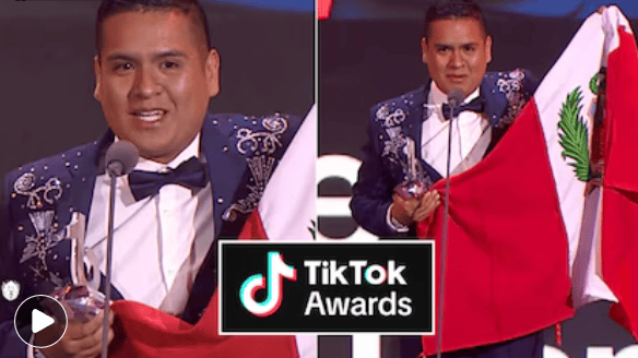 Ganador de los TikTok Awards con trofeo y bandera peruana, en escenario durante ceremonia, celebrando logro.