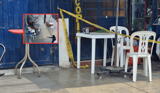 Calle de Loreto con señal de advertencia por incidente policial, mesas y sillas en la vía pública en Loreto, Perú, zona afectada por situación de seguridad, protección y control policial.