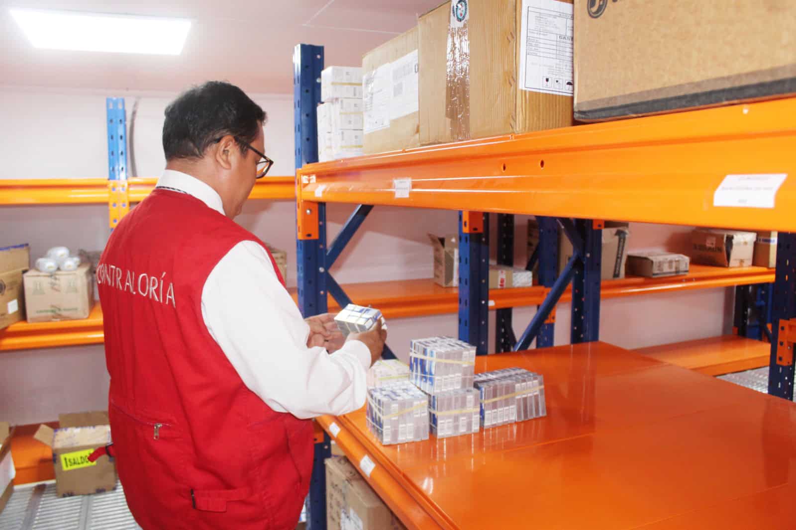 Control de inventario en almacén, repartidor revisando paquetes con etiquetas, logística y distribución en Loreto Noticias.