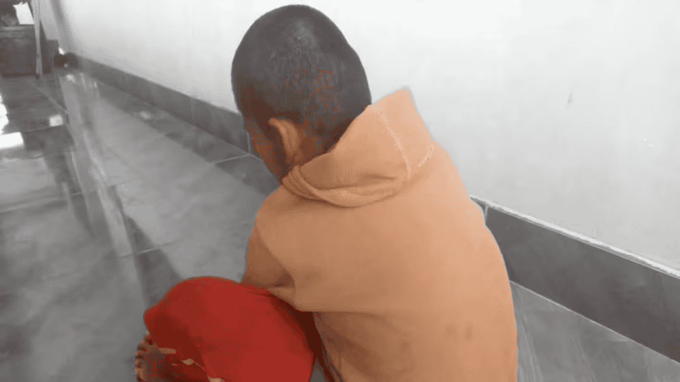 Nino sentado en el suelo del hospital, esperando atención médica en Loreto Noticias, Perú.