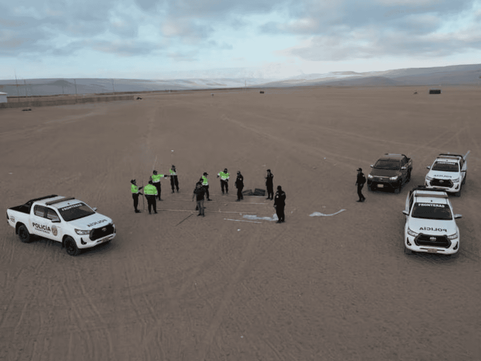 Policía y furgonetas en operativo en un terreno arenoso en Loreto Noticias, Perú.