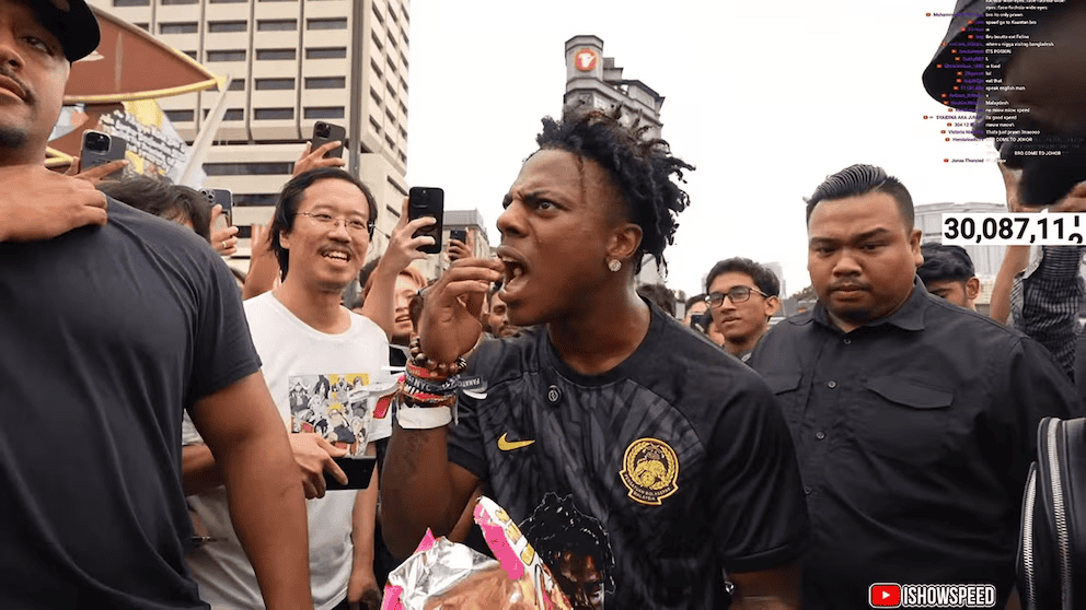 Libre de derechos de autor, mujer protestando en medio de una multitud en la ciudad de Loreto, Perú, durante una manifestación o evento público, con edificios altos al fondo, mostrando expresión de protesta.