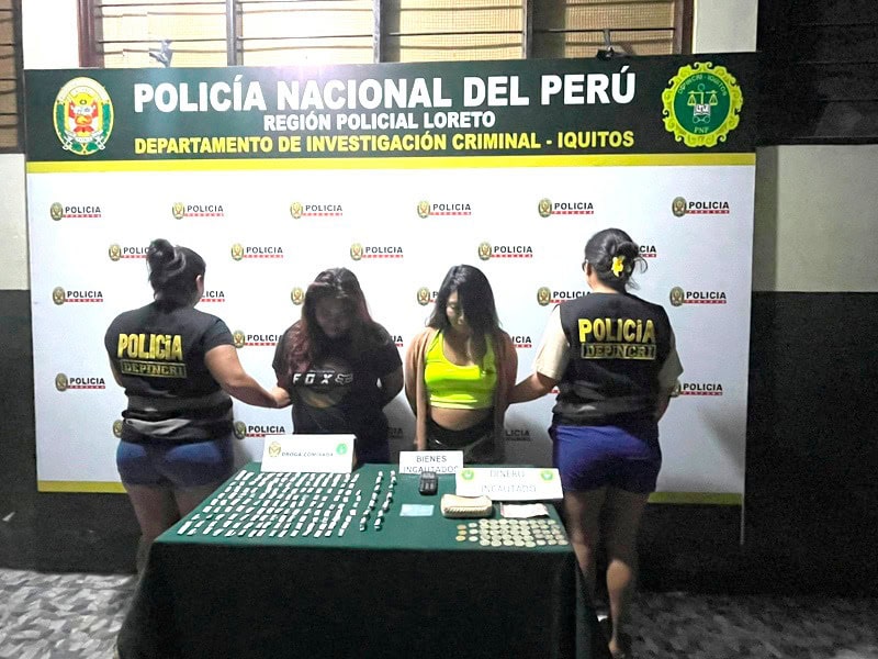 Dinámico, enérgico, femenino, vestimenta deportiva, arresto policial, detenciones, investigación criminal, operativo policial, Loreto, Perú, drogas y objetos incautados, seguridad pública, procedimiento policial.