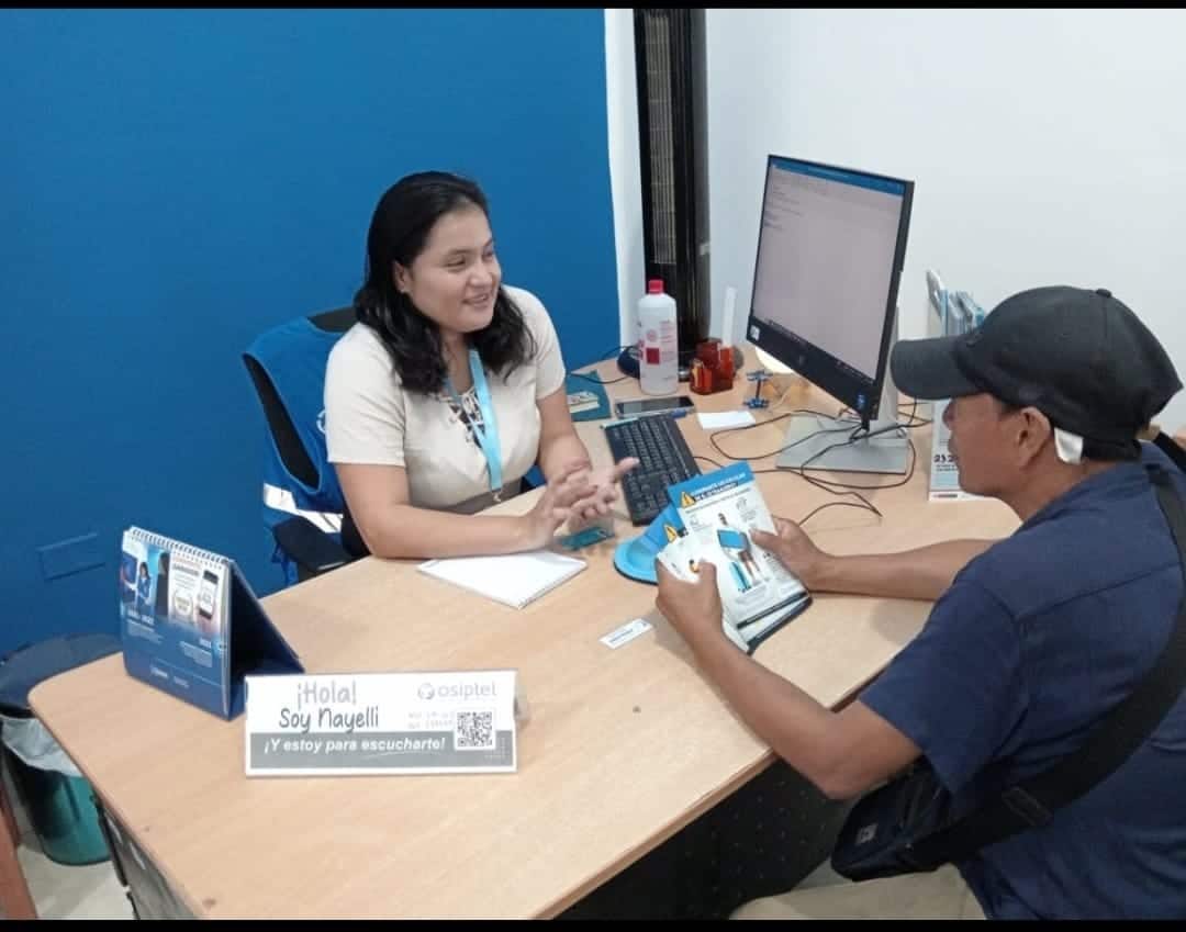 Asesora de atención al cliente brindando información en oficina de Loreto Noticias en Perú.