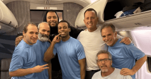 Personal de tripulación de avión en cabina, uniforme azul y sonrisa, lista para abordar vuelo en Loreto, Perú, en un ambiente amigable y profesional, promoviendo un viaje seguro y cómodo.