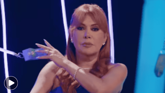 Hermosa presentadora con cabello rizado y vestido azul en programa de Loreto Noticias en Perú.
