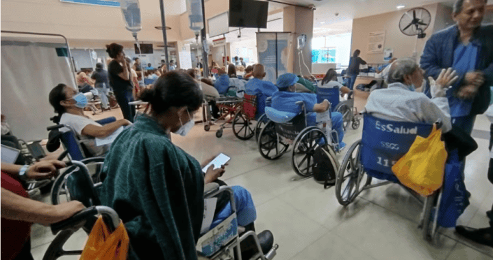 Vacunación masiva en hospital de Loreto con pacientes en sillas de ruedas esperando su turno para recibir la vacuna contra el COVID-19.