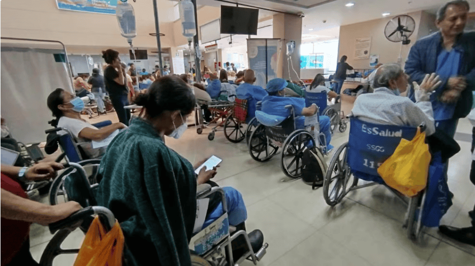 Vacunación masiva en hospital de Loreto con pacientes en sillas de ruedas esperando su turno para recibir la vacuna contra el COVID-19.