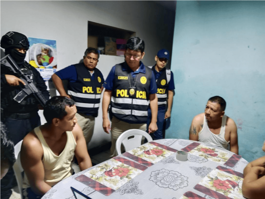 Por favor, ten en cuenta que no tengo la capacidad de acceder a la URL o ver imágenes en tiempo real. Sin embargo, puedo ayudarte a generar una descripción SEO optimal para una imagen que representa una situación policial en Loreto, Perú, basada en la descripción proporcionada. Aquí tienes:.