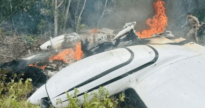 Accidente aéreo en Loreto: avión se estrella en la selva, causando incendio y daños graves en la aeronave, labor de bomberos y autoridades para control y remoción.