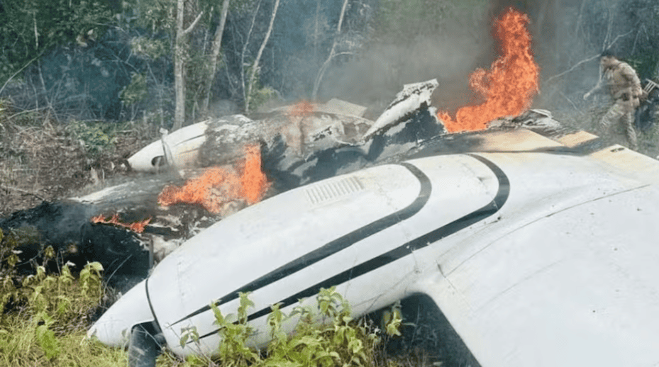 Accidente aéreo en Loreto: avión se estrella en la selva, causando incendio y daños graves en la aeronave, labor de bomberos y autoridades para control y remoción.