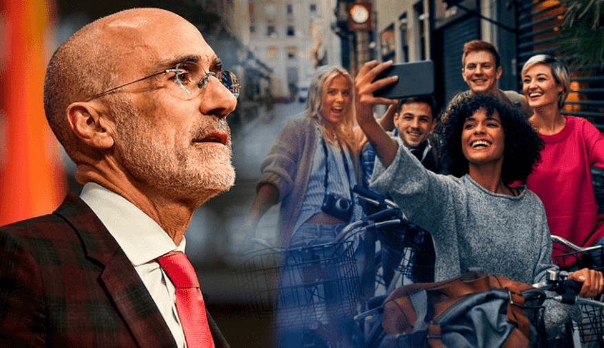 Colegio de personas mayores en Loreto mostrando interacción social y bienestar en la comunidad local.