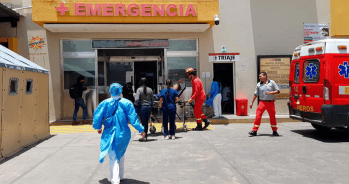 Accidentes en Loreto: emergencia en la clínica local con personal sanitario atendiendo a pacientes y una ambulancia lista para traslado.