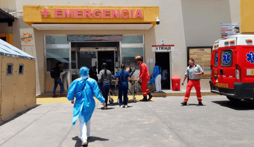 Accidentes en Loreto: emergencia en la clínica local con personal sanitario atendiendo a pacientes y una ambulancia lista para traslado.