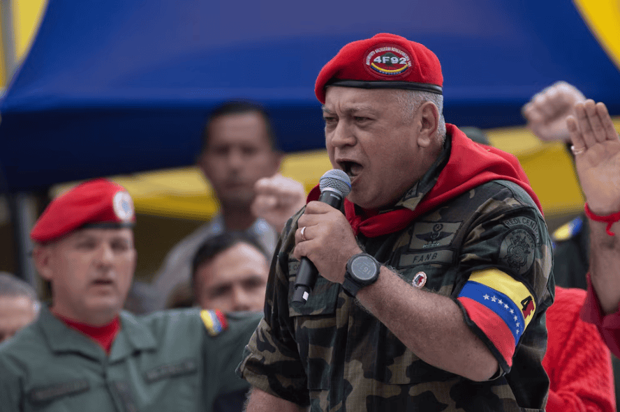 Soldado venezolano hablando en manifestación militar con uniforme y gorra roja, Venezuela, noticias Loreto.