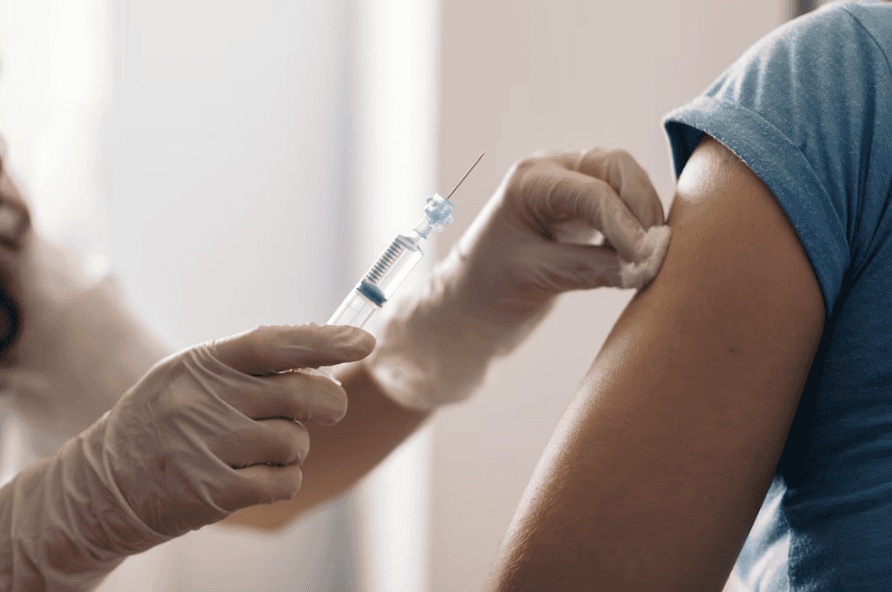 Vacunación contra el COVID-19, profesional administrando vacuna en brazo de paciente, inmunización, campaña de salud, protección sanitaria, Loreto Noticias.