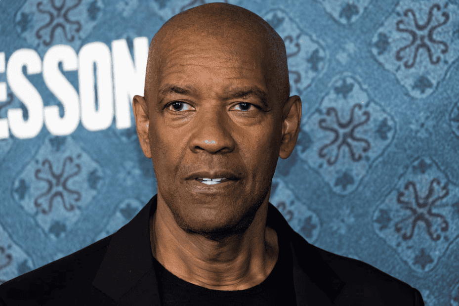 Cineasta Spike Lee en evento cultural en Loreto, Perú, con fondo decorativo azul y logotipo de Loreto Noticias de la región peruana.