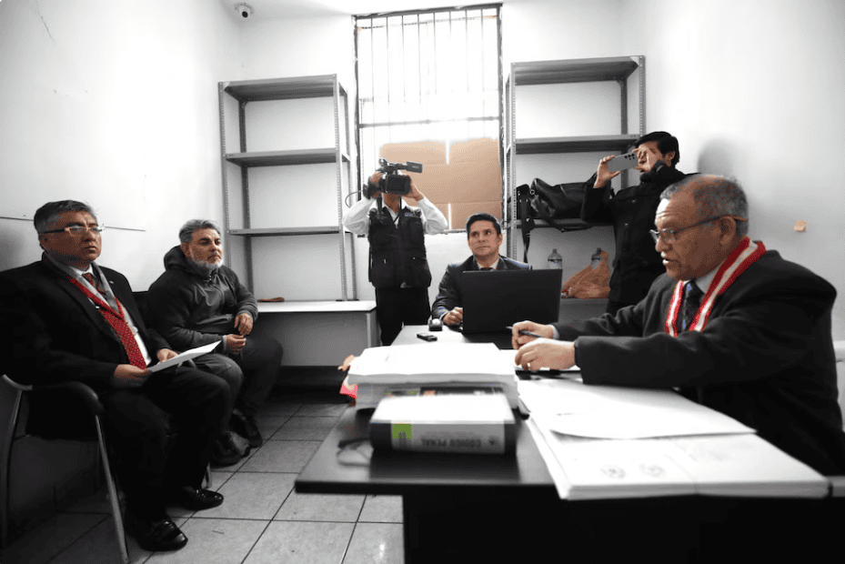 Ministros en reunión formal en oficina con cámaras y prensa, entrevista de noticias, Loreto Noticias en Perú.