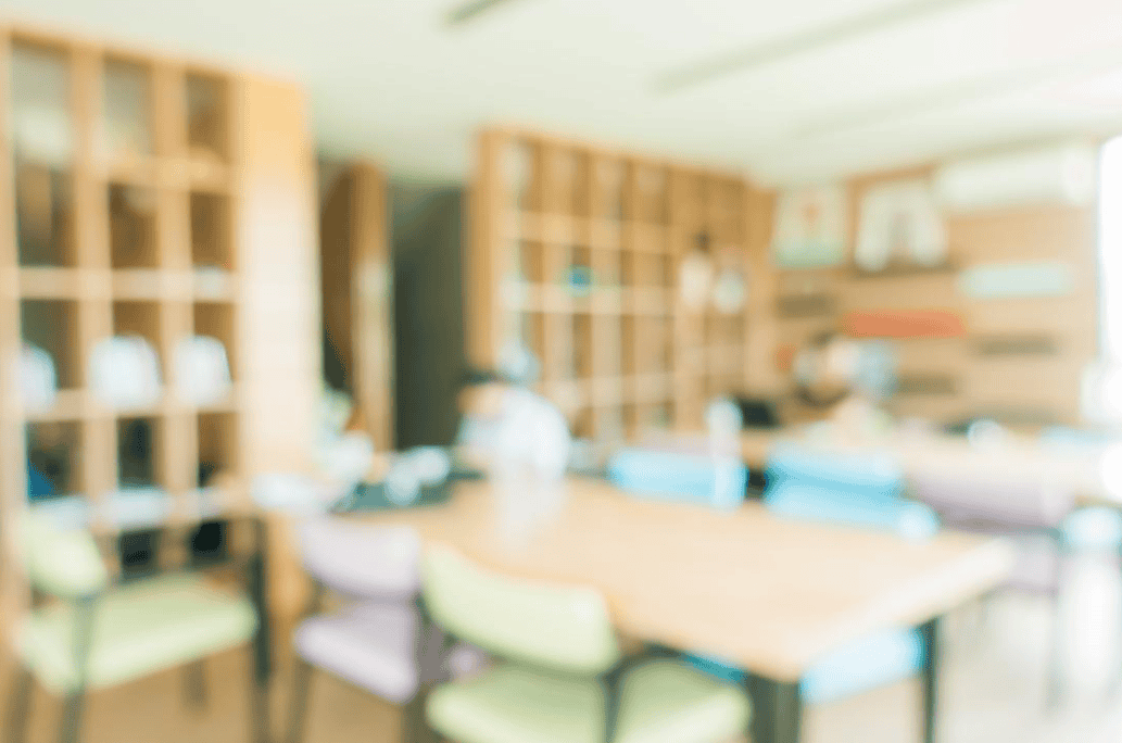 Oficina moderna con muebles de madera y sillas de colores pastel, ideal para trabajo en equipo en Loreto Noticias.