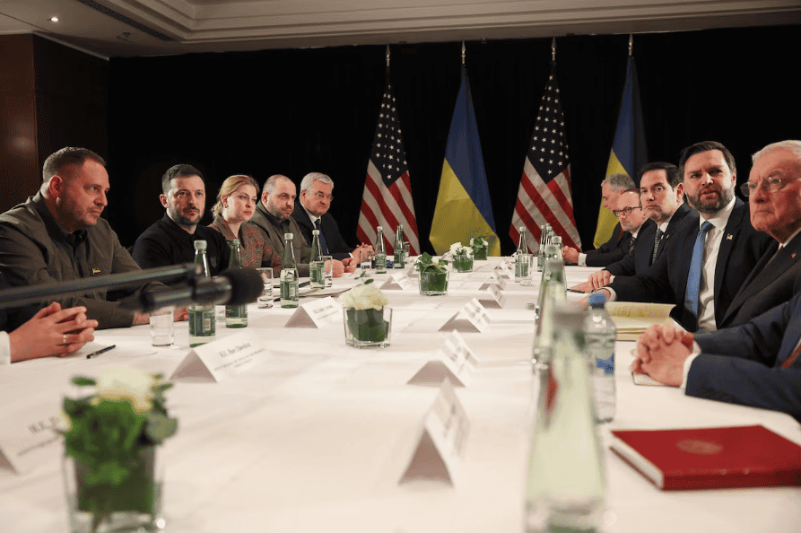 Declaración bilateral entre Perú y Ucrania en sede diplomática con banderas de ambos países y las banderas de Estados Unidos, en un ambiente formal y de alta importancia histórica.