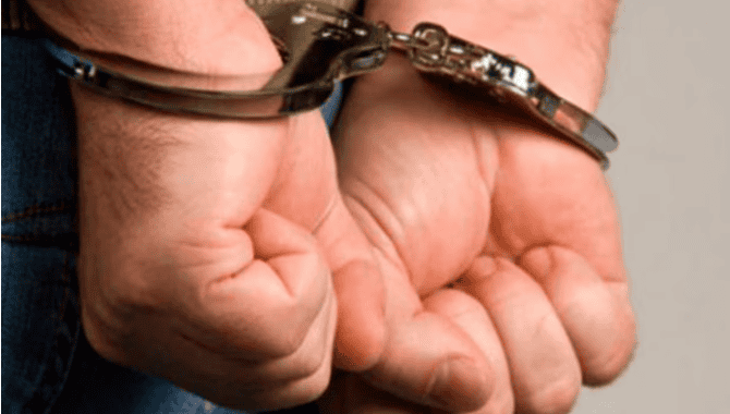 Prisión en las manos con esposas de metal, símbolo de detención policial y justicia en Loreto, Perú. Imagen que refleja el combate contra la delincuencia y la seguridad ciudadana en la región.