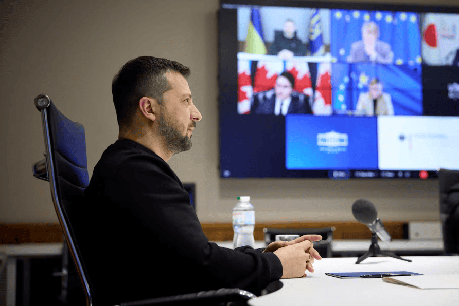 Experiencia en videoconferencias políticas en Loreto Noticias, con participantes destacados en videollamada internacional.