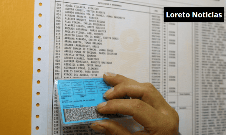 Voto en mesa electoral en Loreto, Perú, durante las elecciones nacionales con un boletín y una mano colocando la papeleta en el censo electoral.