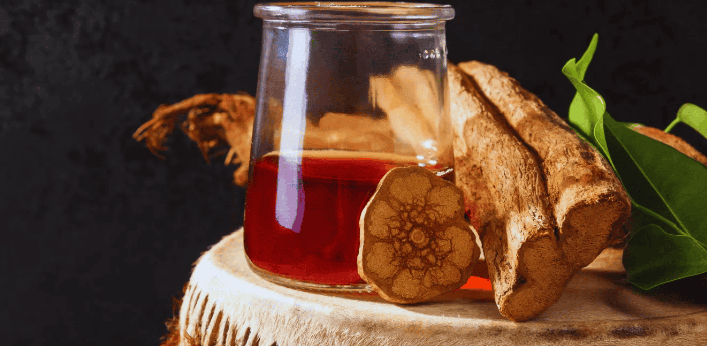 Aceite de oldea peruana en pequeña botella sobre base de madera, con raíces de ginseng y hojas de medicinal natural, ideal para remedios tradicionales y medicina natural en Loreto, Perú.