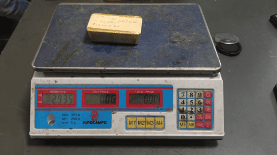 29.35 gramos, peso de sustancia ilícita en balanza de precisión utilizada en investigaciones en Loreto, Perú.
