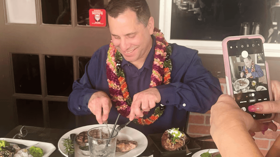 Saboreando una cena en Loreto Noticias, imagen de un hombre disfrutando de una comida tradicional peruana en un restaurante local. Fotografía capturada para destacar eventos sociales y cultura en Loreto, Perú.