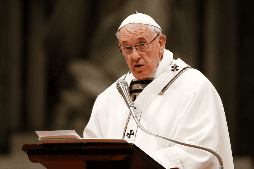 Papa Francisco en una ceremonia religiosa en Loreto Noticias, participando en una misa solemne, llevando vestimenta eclesiástica blanca y usando un mitra blanca, en un entorno religioso.