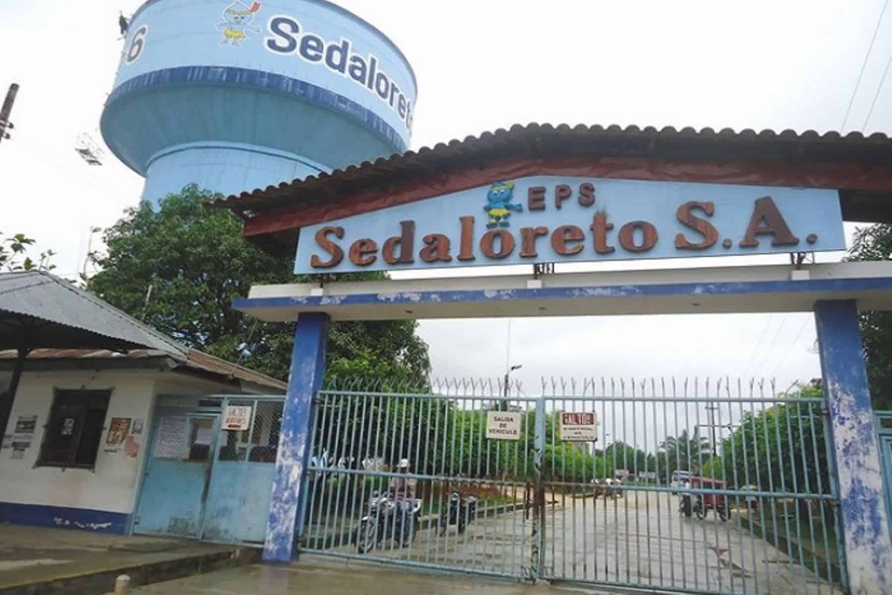 Edificio de Sedaloreto S.A. con tanque de agua gigante al fondo, en Loreto Perú, centro de producción y distribución de líquidos industriales.