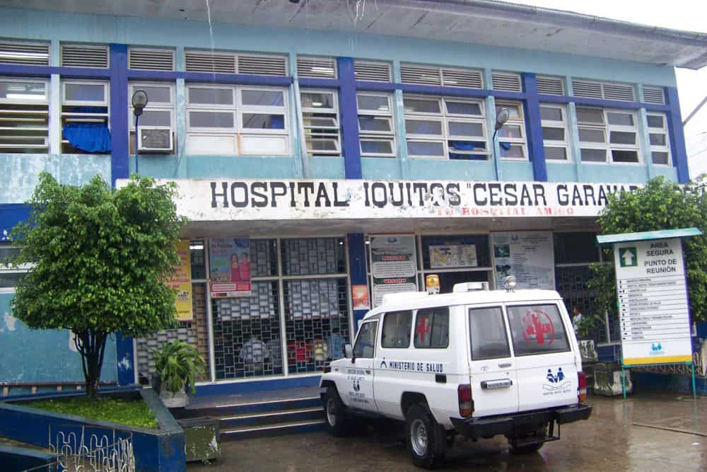 Hospital Iquitos César Garay - infraestructura hospitalaria pública en Iquitos, Perú. Edificio de salud con área de atención médica, ambulancia y señalización de seguridad.