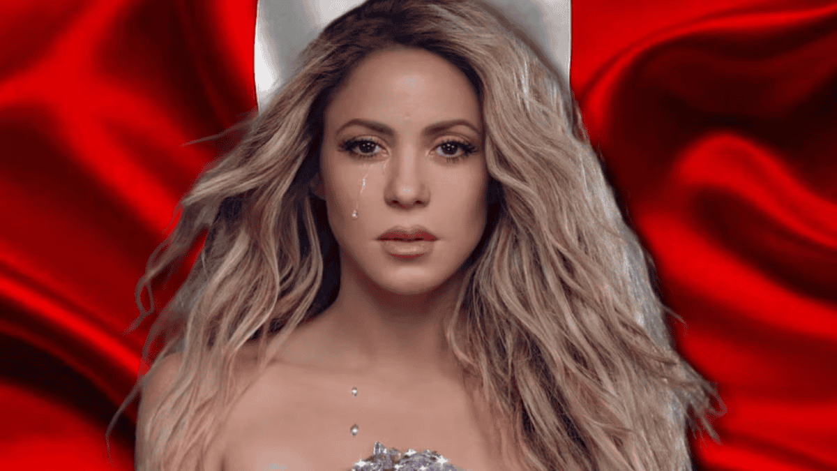 Lagrima de mujer artista llorando fondo rojo, mujer con cabello rubio y expresión emotiva en la piel, estilo de retrato artístico, lágrimas y sentimientos profundos, moda y belleza, reconocible por su estilo, cultura peruana.