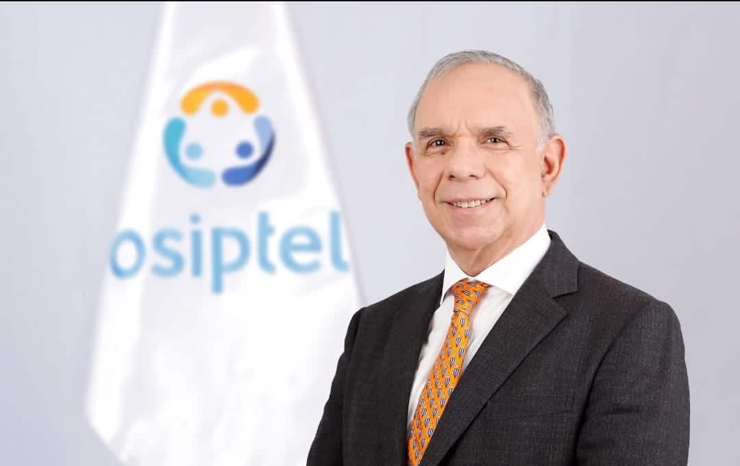 Director ejecutivo de Osiptel en audiencia pública, mostrando liderazgo en regulación de telecomunicaciones en Perú.