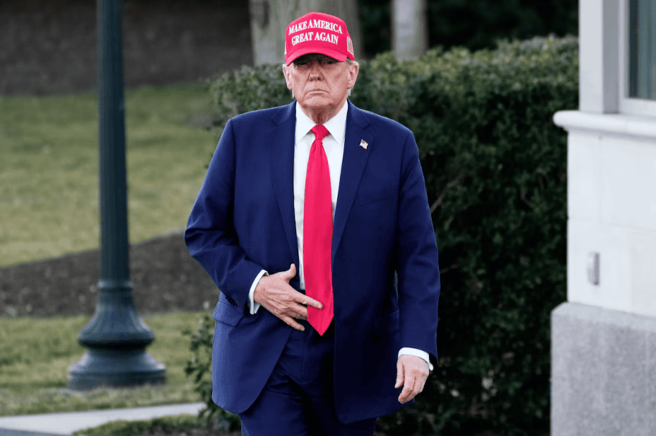 Donald Trump con gorra "Make America Great Again" en un entorno exterior durante una aparición pública.