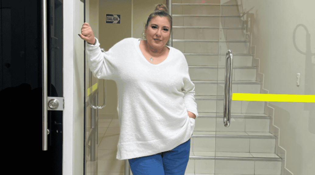 Foto de mujer en interior de edificio, puerta de salida y escaleras, representando noticias locales, comunidad y actualidad en Loreto, Perú, para contenido de Loreto Noticias.