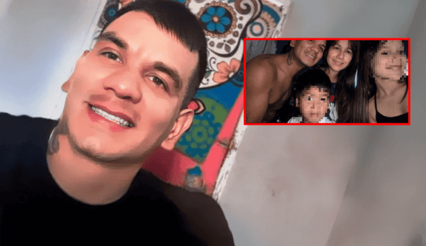 Joven sonriendo en primer plano con familia en fondo, retrato cercano de un hombre joven en interior, estilo casual, fondo colorido, imagen emotiva relacionada con noticias y vidas en Loreto, Perú.