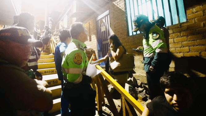 Policías y civiles en la declaración del incidente en Loreto Noticias, informando sobre la seguridad en la zona.
