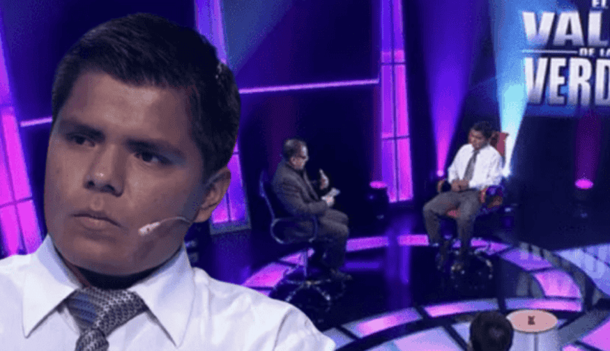 Pensador en set de programa de televisión con fondo púrpura, discusión de temas importantes en un formato de debate en Loreto Noticias.