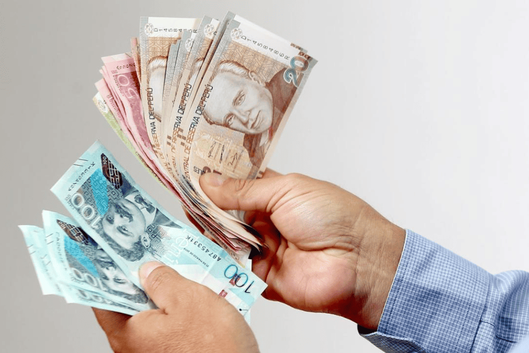 Billetes de dinero en soles peruanos, en manos de una persona. Imagen que representa economía, finanzas y dinero en Perú, ideal para noticias financieras y económicas.